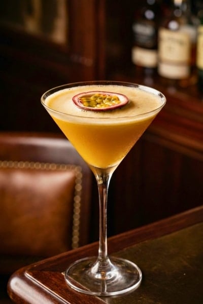 passion fruit martini met verse passievrucht in martiniglas