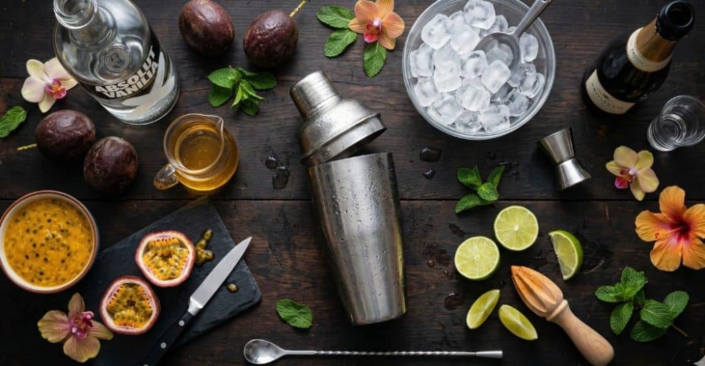 Ingrediënten voor Passion Fruit Martini met wodka passievrucht en limoensap